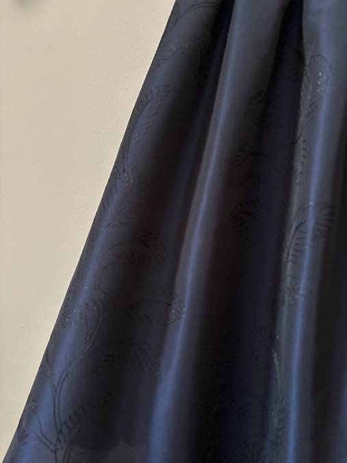 Tmavomodrá taftová záhybová sukňa s florálnou výšivkou