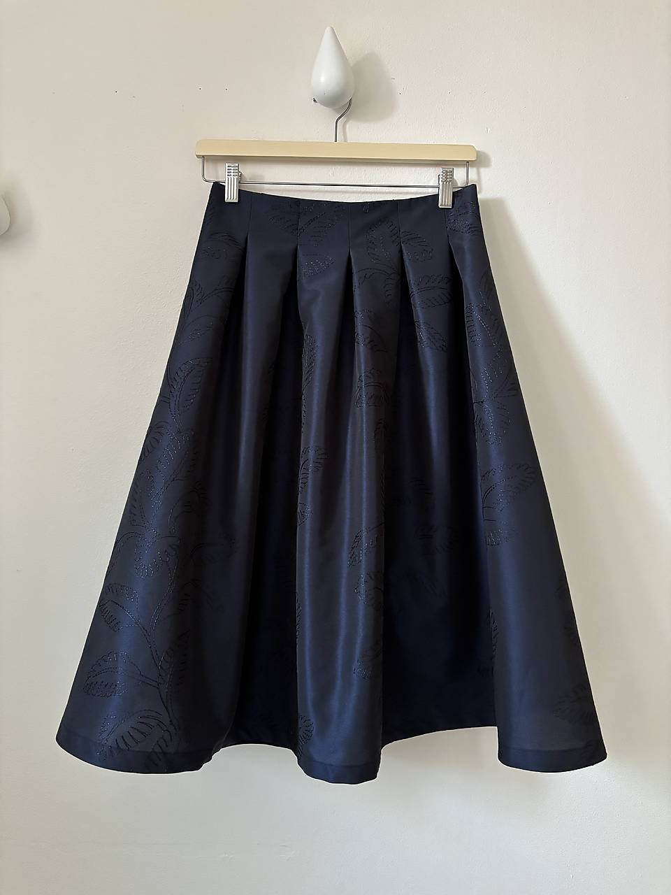 Tmavomodrá taftová záhybová sukňa s florálnou výšivkou