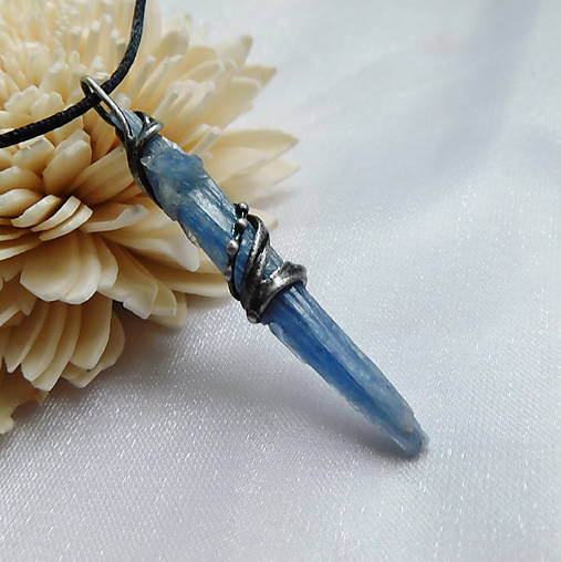 Náhrdelníky - Prívesok s kyanitom ┼WAHYUNI┼ - 18135469_