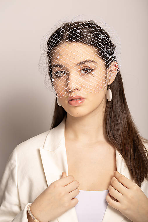 Ozdoby do vlasov - Svadobný závoj zo sieťky, krátky birdcage závojček s roztrúsenými perličkami pre nevestu - 18136118_