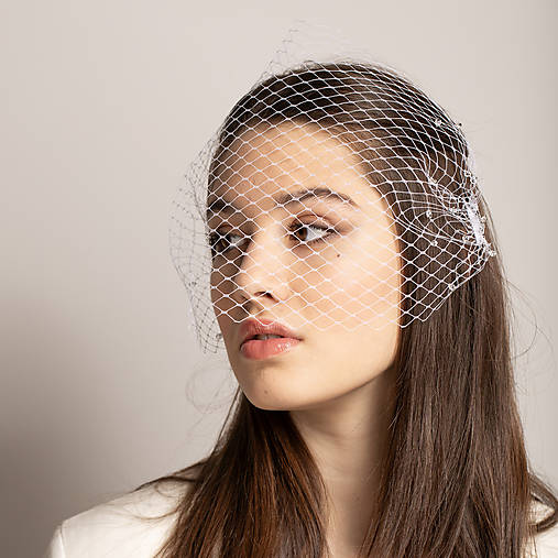 Ozdoby do vlasov - Svadobný závoj z ručne našívanými Swarovski krištálikmi, krátky birdcage závojček s roztrúsenými kamienkami pre nevestu - 18136126_