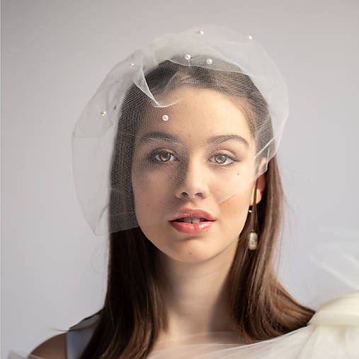 Ozdoby do vlasov - Svadobný tylový závoj s roztrúsenými perlami – krátky bohato riasený závojček na hrebienku - 18136134_