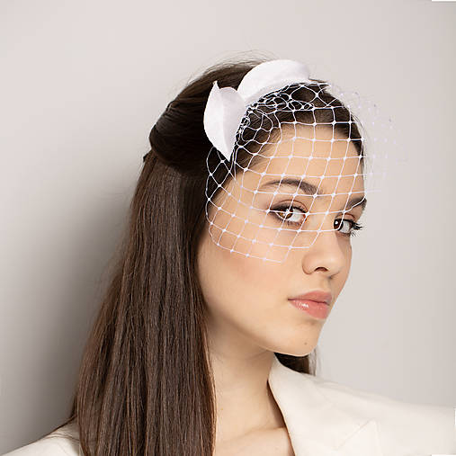 Ozdoby do vlasov - Svadobný fascinátor s lístkami z hodvábneho taftu – minimalistický závoj pre elegantnú, mestskú nevestu - 18136186_