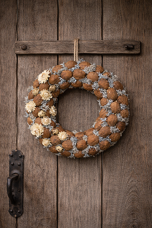 Orieškový veniec na dvere so slamienkami