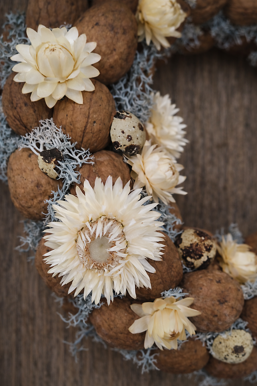 Orieškový veniec na dvere so slamienkami