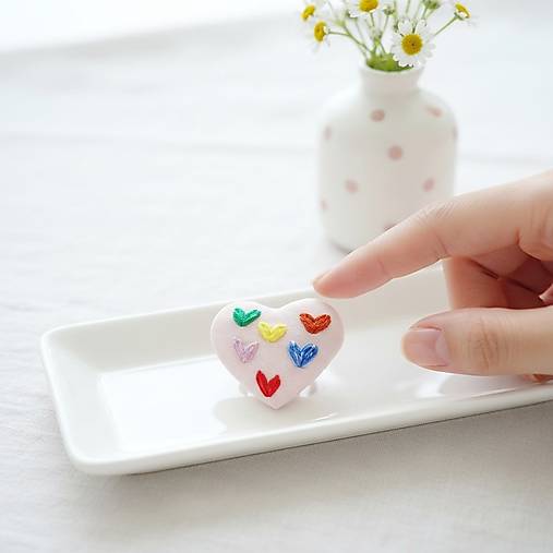 Brošne - Vyšívaná brošňa RUŽOVÉ SRDCE - 18135879_