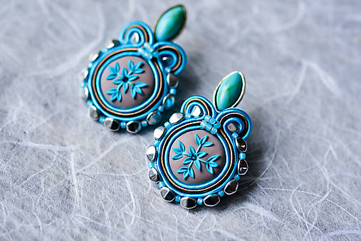 Náušnice - Napichovacie šujtášové náušnice sivo-modré "Vločky" len jeden kus - 18133597_