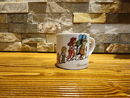 Hrnček rodinka turistov