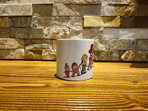 Hrnček rodinka turistov