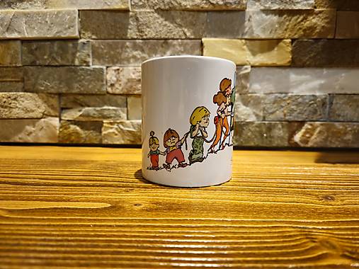 Hrnček rodinka turistov