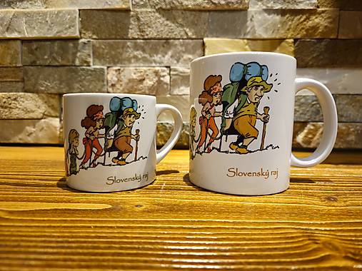 Hrnček rodinka turistov