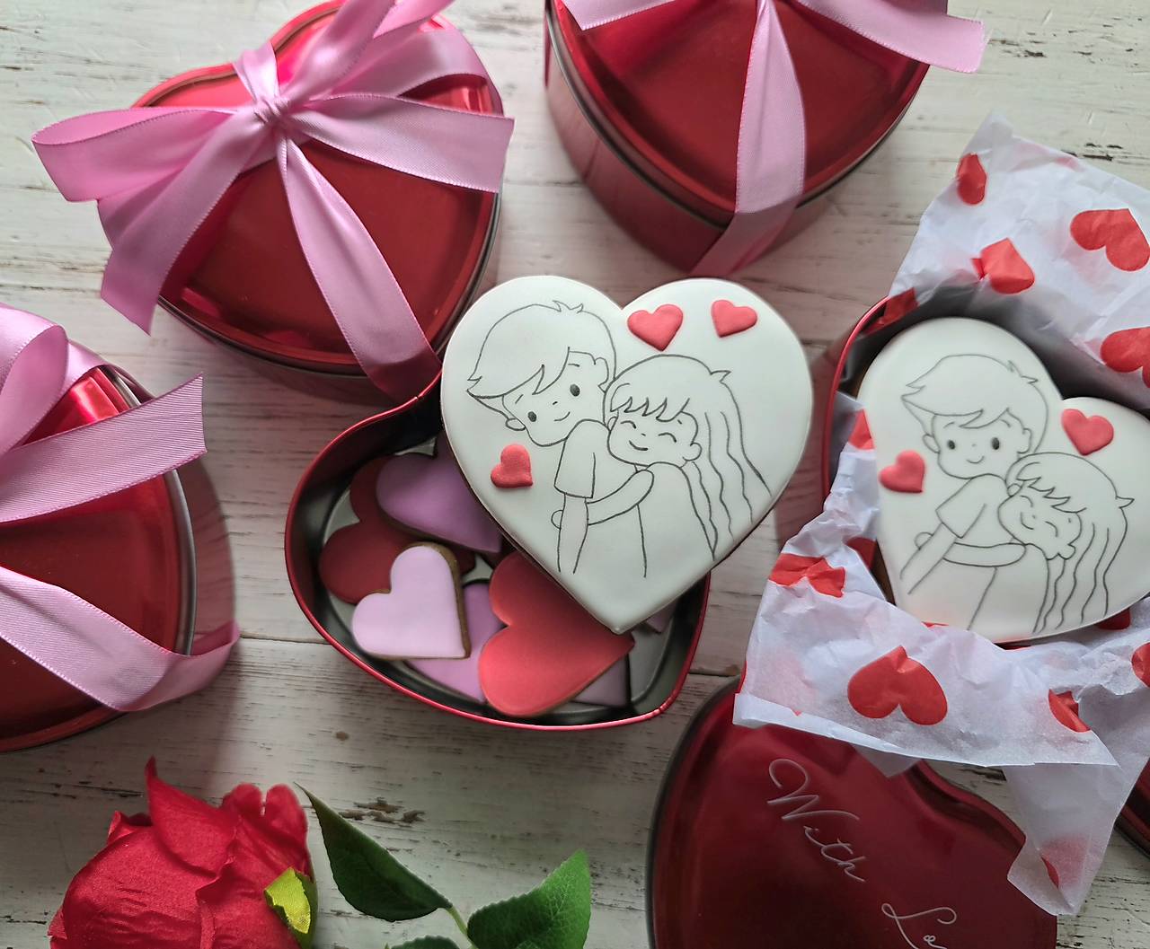 Dekorácie - Medovníkové srdiečka v plechovej krabičke - 18137409_