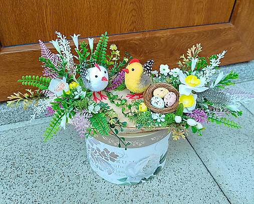 Dekorácie - Veľkonočno - jarný aranžmán s kuriatkami - 18137339_