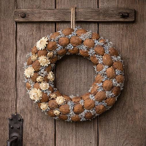 Orieškový veniec na dvere so slamienkami