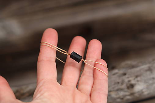 Šnúrkový náramok s minerálom turmalín