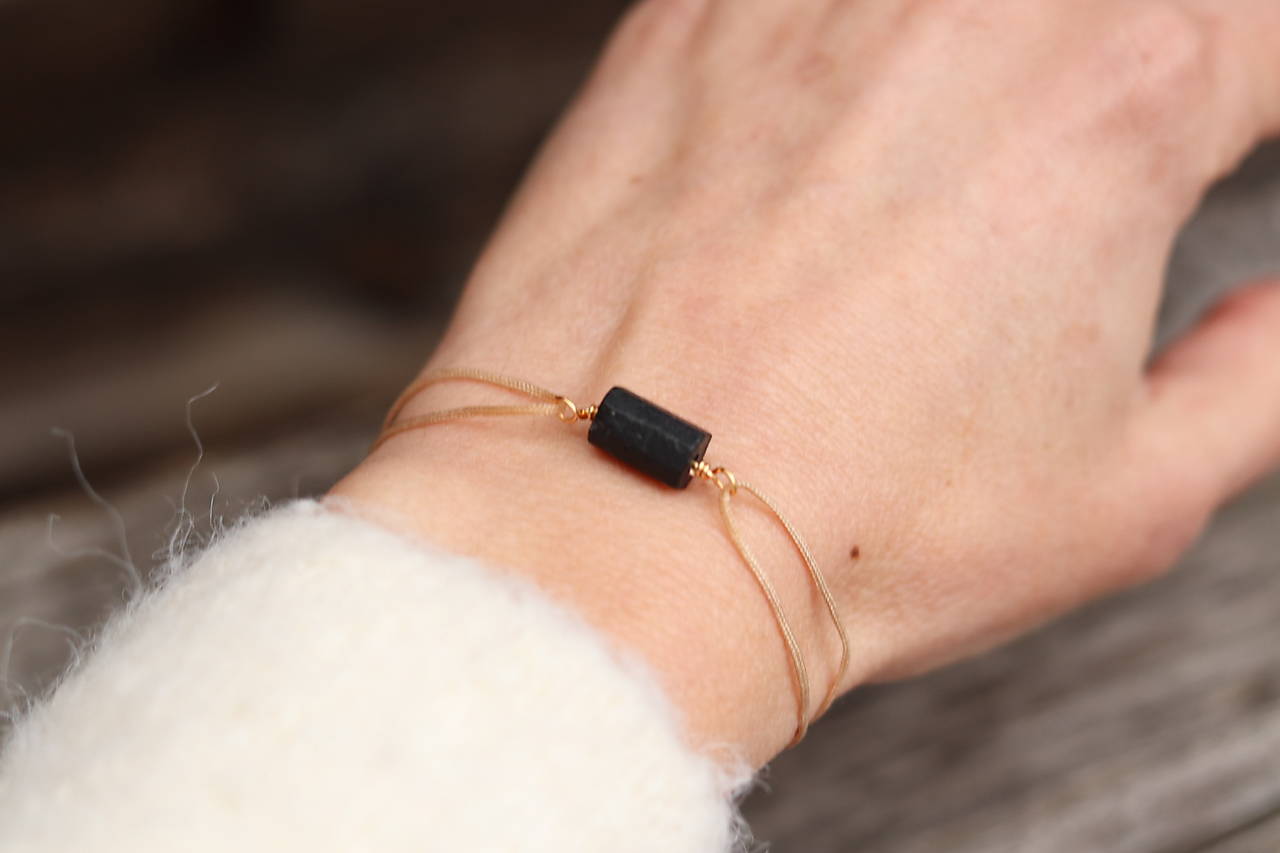 Šnúrkový náramok s minerálom turmalín