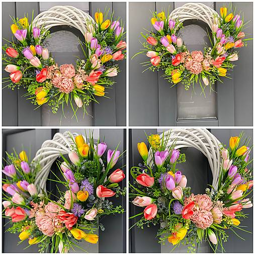 Jarný veniec na svetlom prutenom základe dekorácia na dvere