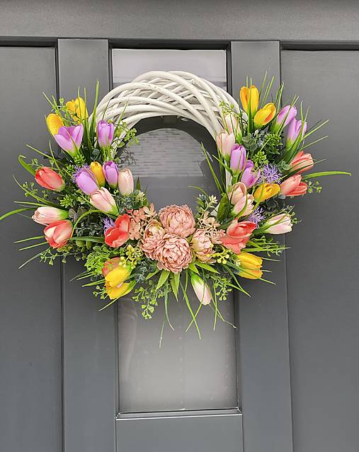 Jarný veniec na svetlom prutenom základe dekorácia na dvere