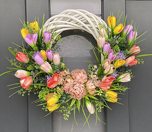 Jarný veniec na svetlom prutenom základe dekorácia na dvere