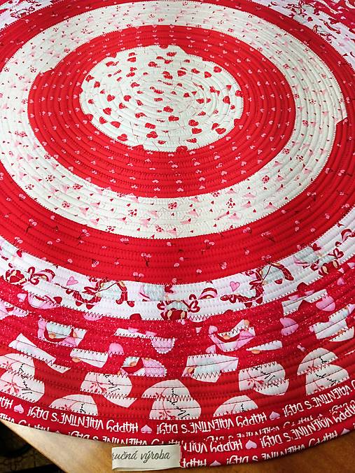 Valentínsky Jelly-Roll koberec – ručne šitý kúsok lásky pre váš domov