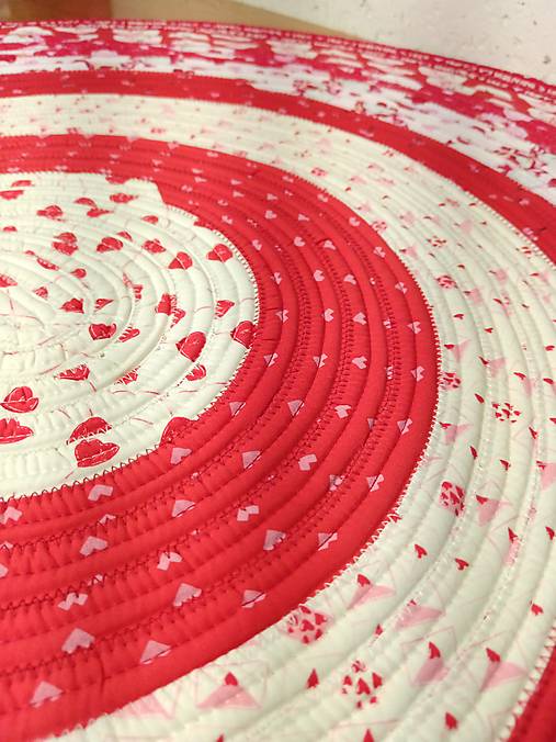 Valentínsky Jelly-Roll koberec – ručne šitý kúsok lásky pre váš domov