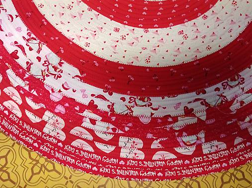 Valentínsky Jelly-Roll koberec – ručne šitý kúsok lásky pre váš domov