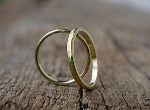 Prstene - Kladivom pohladené ... zlaté svadobné obrúčky (SLIM)  - 18138896_