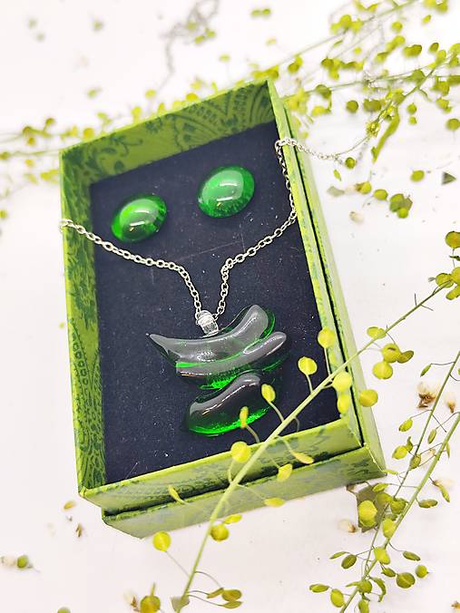 Zelený Zázrak "VERA" – Šperk z Recyklovaného Vínofľaše