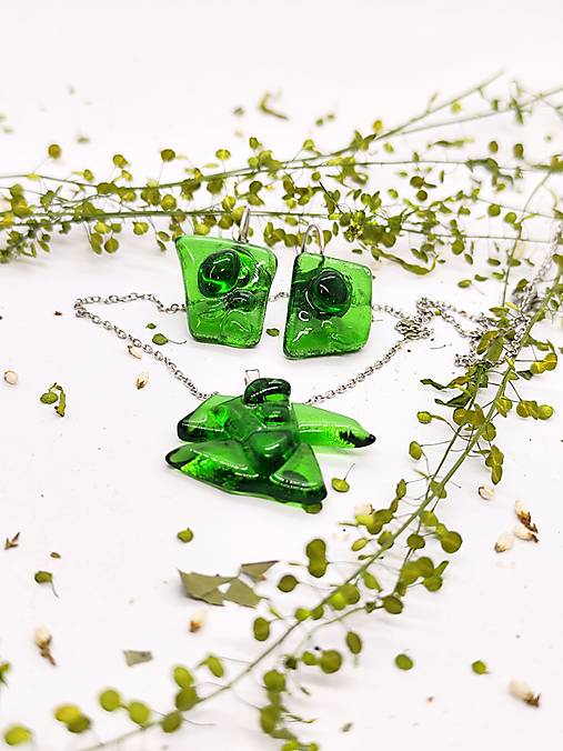 Zelený Zázrak "HANA" – Šperk z Recyklovaného Vínofľaše