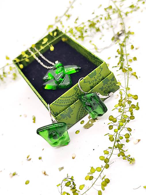 Zelený Zázrak "HANA" – Šperk z Recyklovaného Vínofľaše