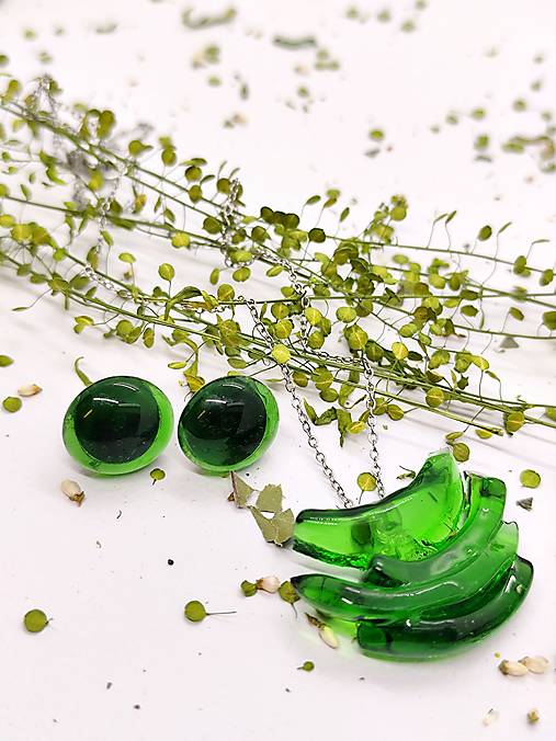 Zelený Zázrak "LINDA" – Šperk z Recyklovaného Vínofľaše