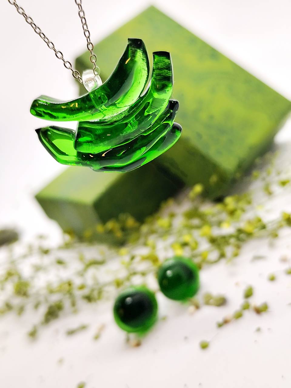 Zelený Zázrak "LINDA" – Šperk z Recyklovaného Vínofľaše