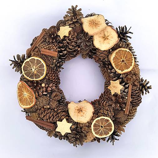 Dekorácie - Prírodný veniec so šiškami a sušeným ovocím - 18140065_