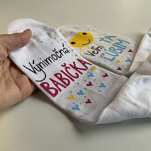 Maľované ponožky pre babku s nápisom: (Výnimočná babka/ veľmi ťa ľúbime - biele)