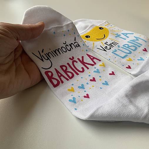 Maľované ponožky pre babku s nápisom: (Výnimočná babka/ veľmi ťa ľúbime - biele)