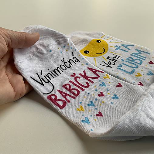 Maľované ponožky pre babku s nápisom: (Výnimočná babka/ veľmi ťa ľúbime - biele)