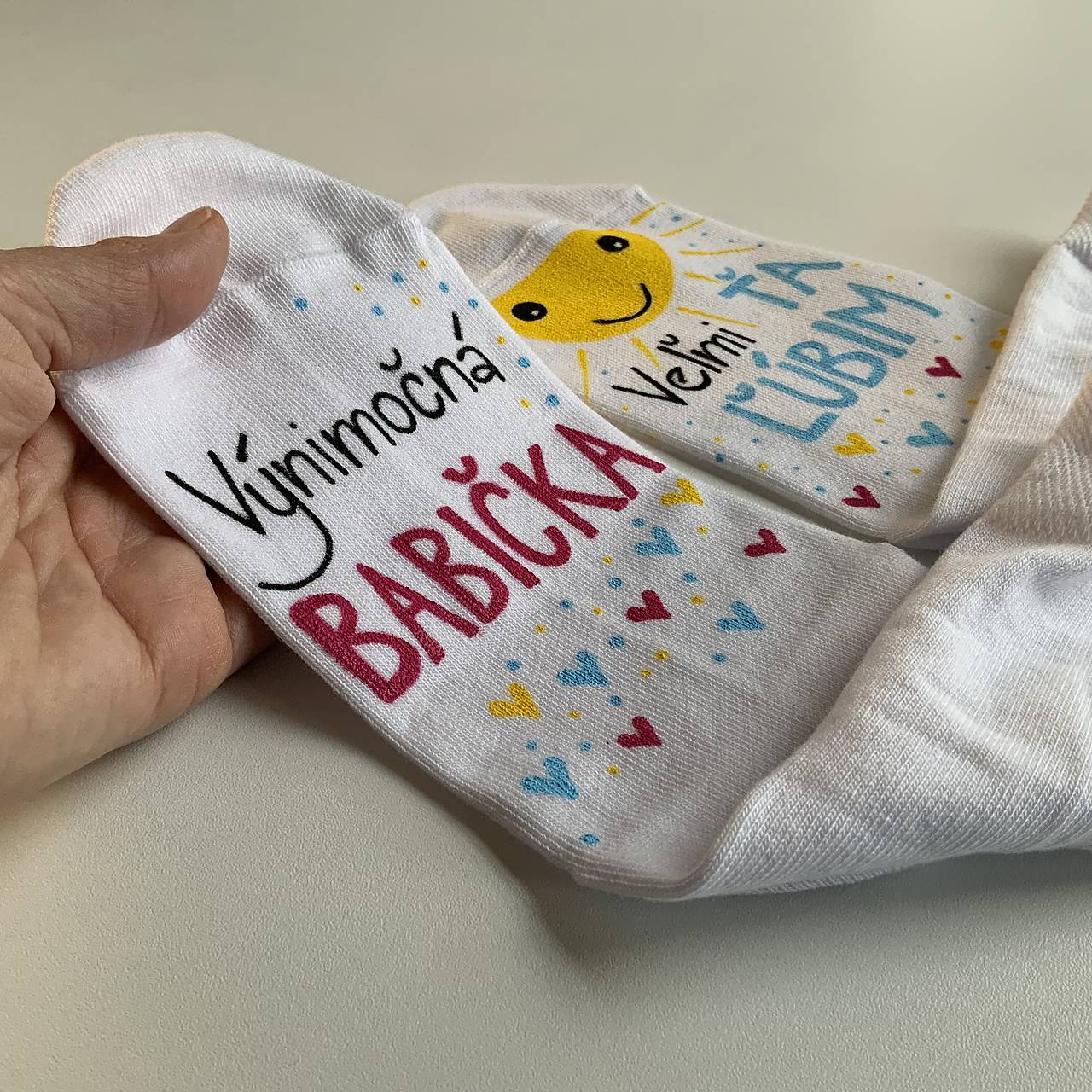 Maľované ponožky pre babku s nápisom: (Výnimočná babka/ veľmi ťa ľúbime - biele)