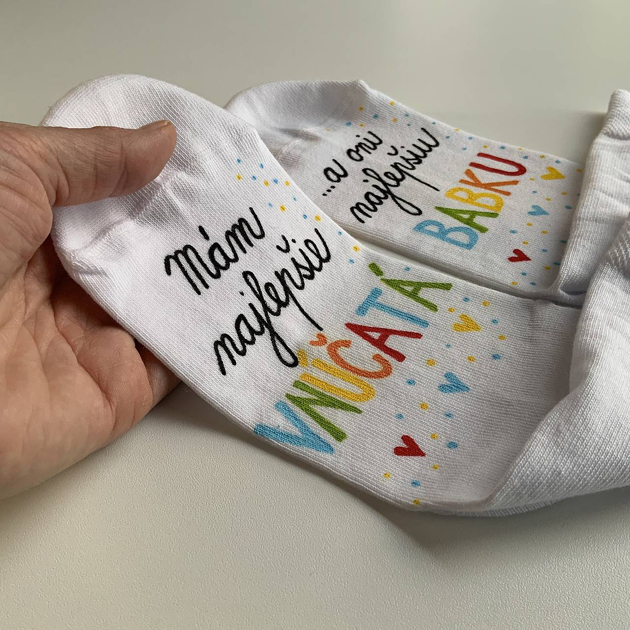 Maľované ponožky pre najlepšiu BABKU/najlepšieho DEDKA, ktorá má najlepšie vnúčatká (biele)