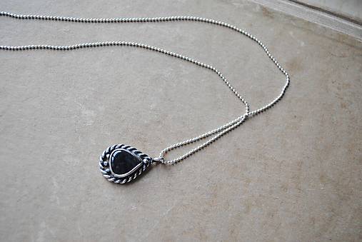 Prívesok so spektrolitom