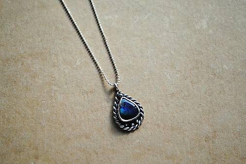 Prívesok so spektrolitom