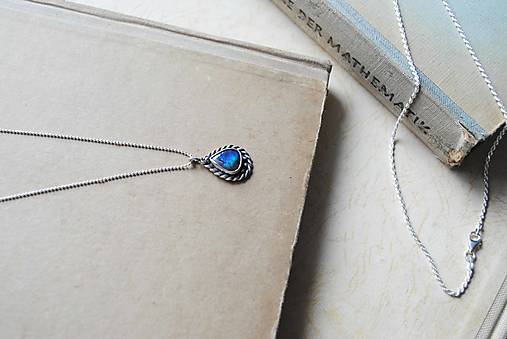 Prívesok so spektrolitom