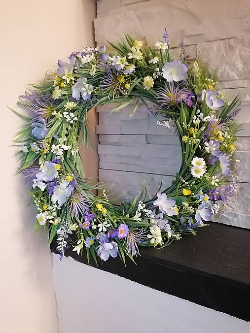 Dekorácie - Kvetinovy levanduľovy veniec 40cm s lúčnymi kvetmi - 18140367_