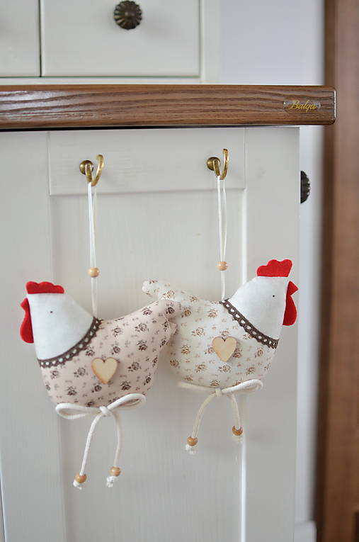 Dekorácie - Sliepočka hnedá s kvietkami - 18144920_