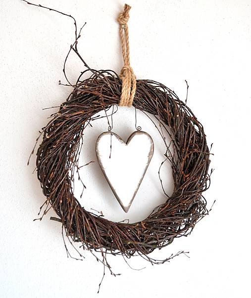 Dekorácie - Veniec s bielym srdiečkom - 18143375_