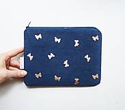 Taštičky - Taštička väčšia - Zlaté motýle na riflovo modrej - 18143168_