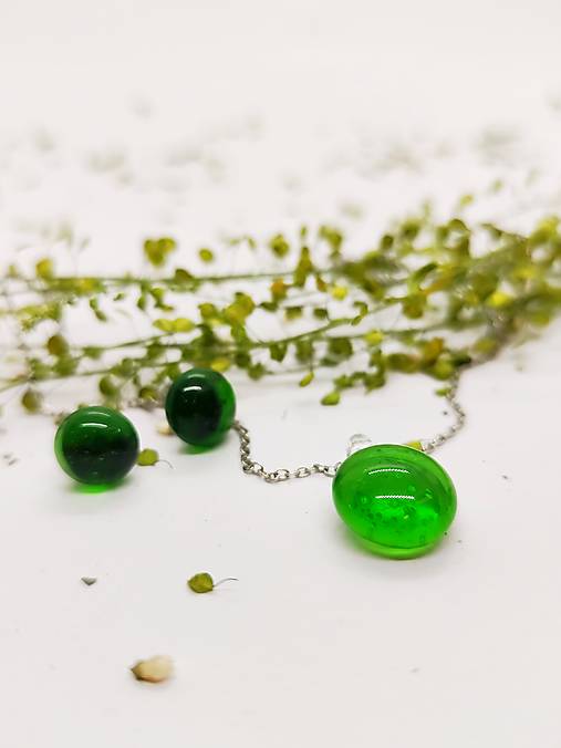 Zelený Zázrak "TIMEA" – Šperk z Recyklovaného Vínofľaše