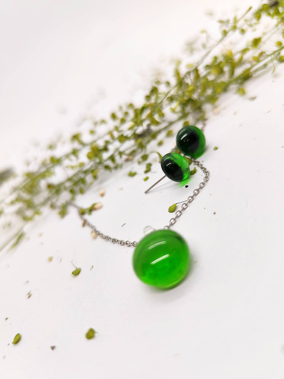 Zelený Zázrak "TIMEA" – Šperk z Recyklovaného Vínofľaše