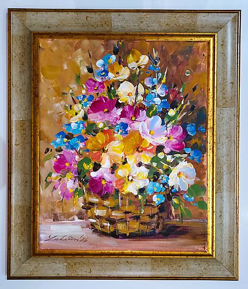 Kytica v košíku s nezábudkami