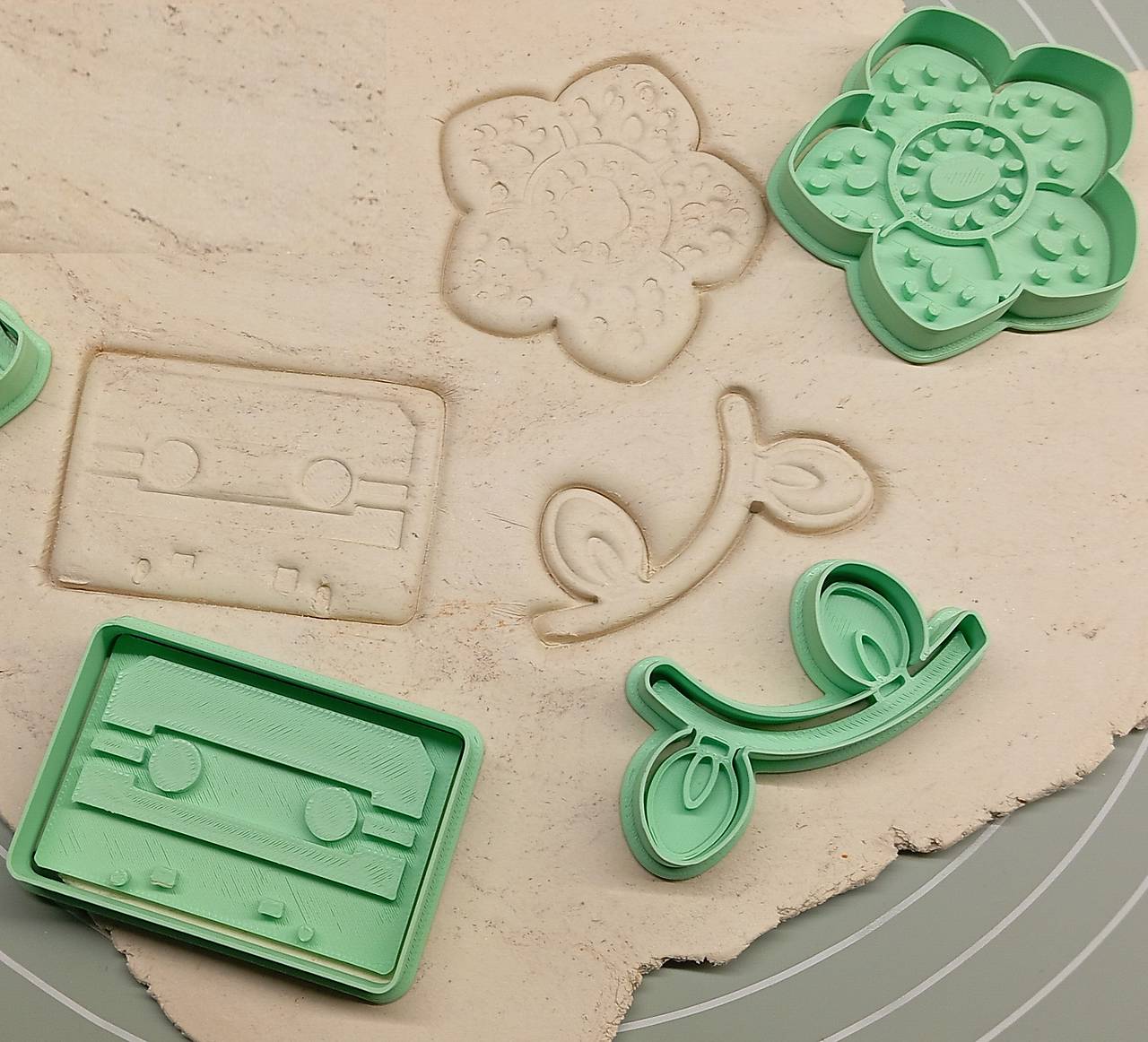 INTO THE OTHER SIDE - vykrajovačky v sete