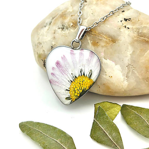 Náhrdelníky - Živicový náhrdelník _ Sedmokráska v srdci 5 - 18142885_